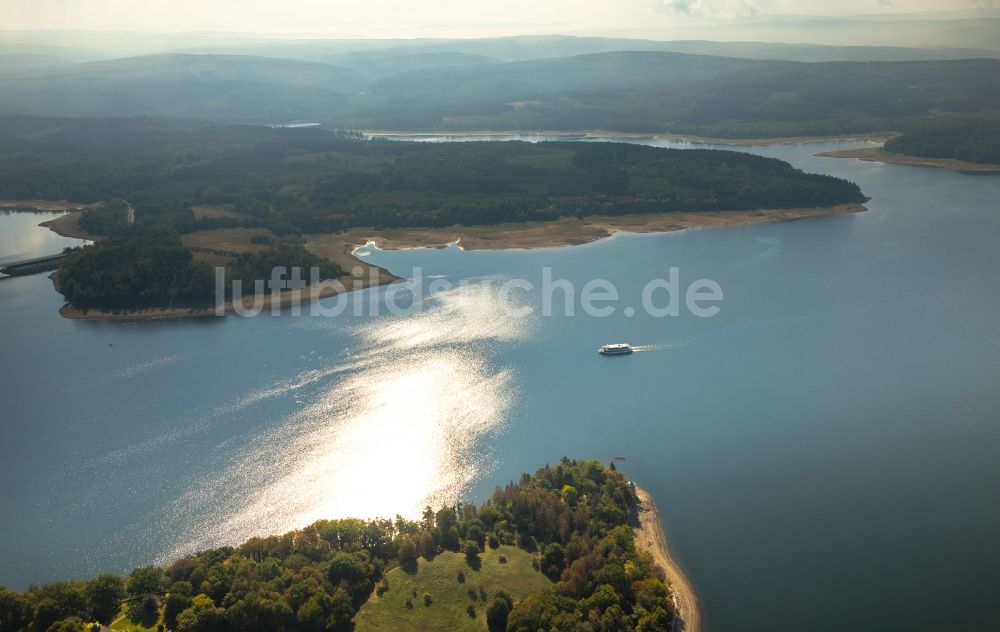 Möhnesee von oben - Uferbereiche des Sees Möhnesee in Möhnesee im Bundesland Nordrhein-Westfalen, Deutschland