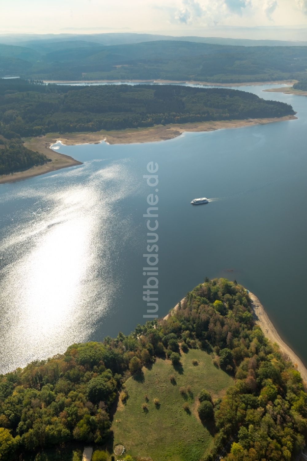 Luftaufnahme Möhnesee - Uferbereiche des Sees Möhnesee in Möhnesee im Bundesland Nordrhein-Westfalen, Deutschland