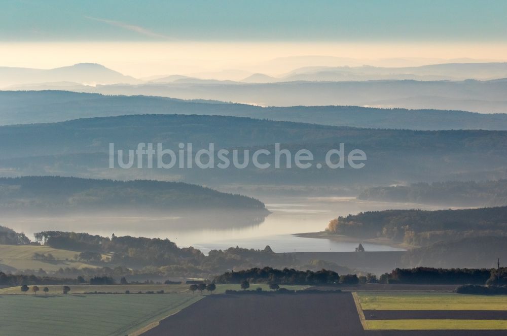 Luftaufnahme Möhnesee - Uferbereiche des Sees Möhnesee im Bundesland Nordrhein-Westfalen