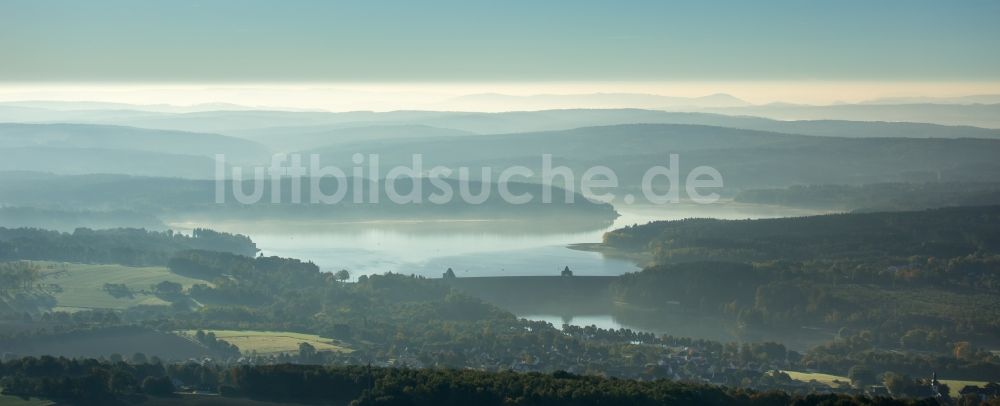 Luftaufnahme Möhnesee - Uferbereiche des Sees Möhnesee im Bundesland Nordrhein-Westfalen