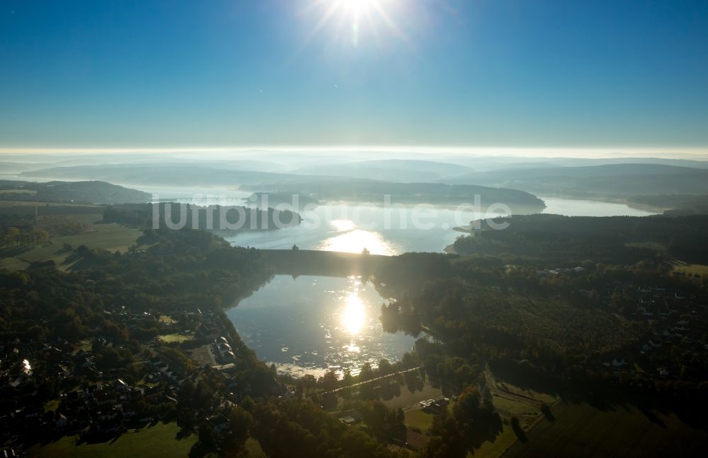 Luftaufnahme Möhnesee - Uferbereiche des Sees Möhnesee im Bundesland Nordrhein-Westfalen