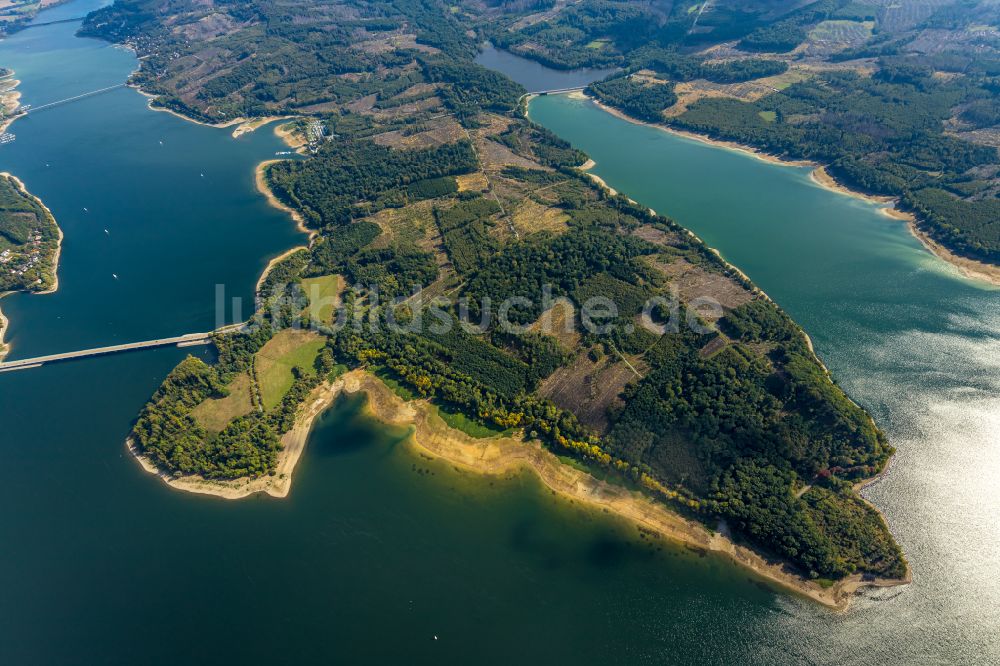 Luftaufnahme Möhnesee - Uferbereiche des Sees Möhnesee im Bundesland Nordrhein-Westfalen