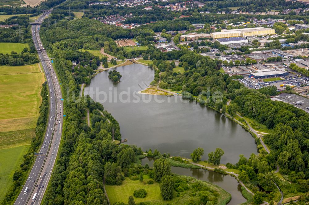 Bochum von oben - Uferbereiche des Sees Ümminger See in Bochum im Bundesland Nordrhein-Westfalen, Deutschland