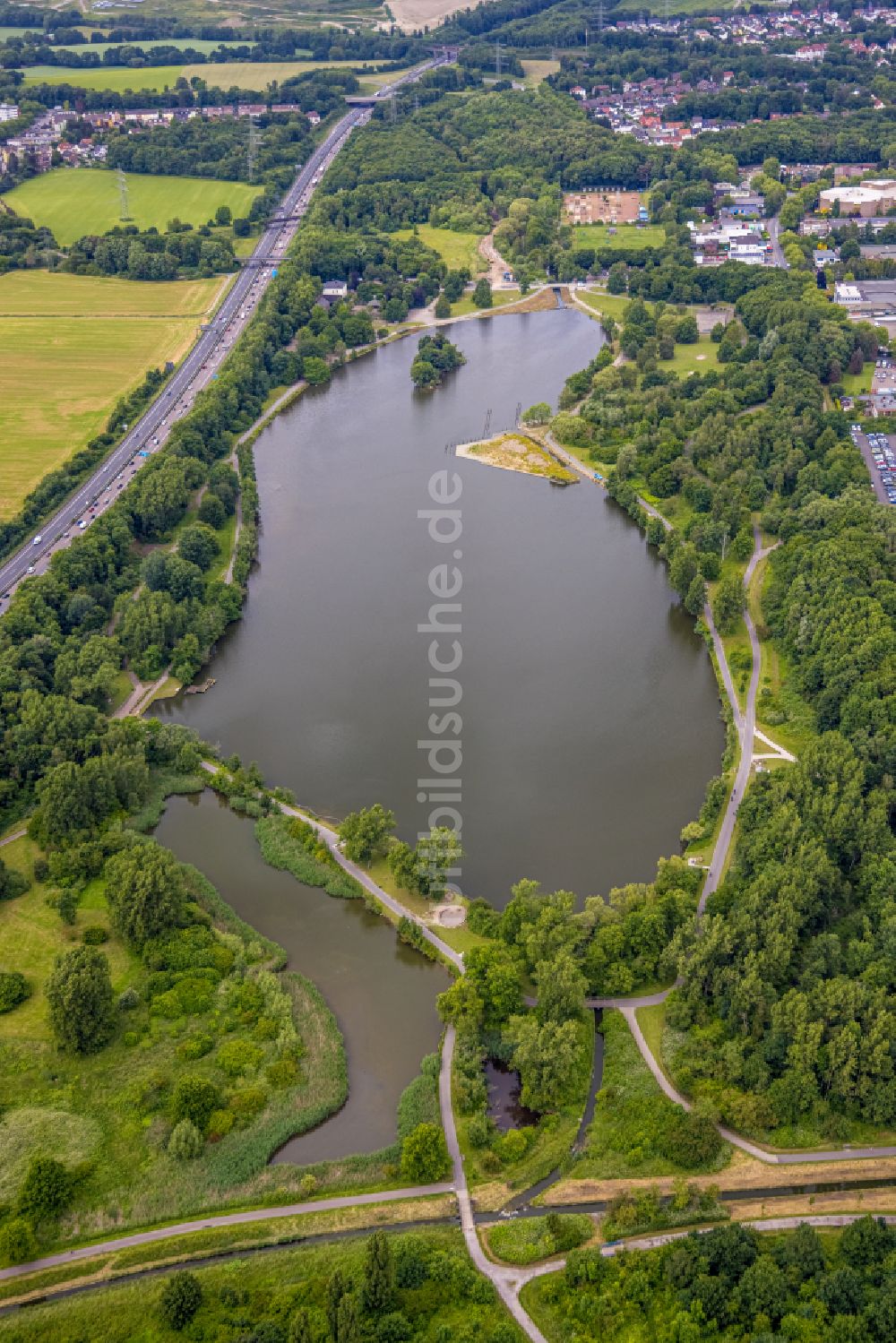 Luftaufnahme Bochum - Uferbereiche des Sees Ümminger See in Bochum im Bundesland Nordrhein-Westfalen, Deutschland