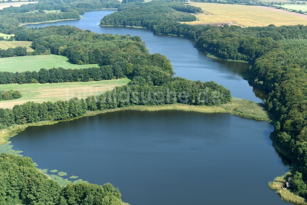 Neuhof aus der Vogelperspektive: Uferbereiche des Sees Neuenkirchener See in Neuhof im Bundesland Mecklenburg-Vorpommern