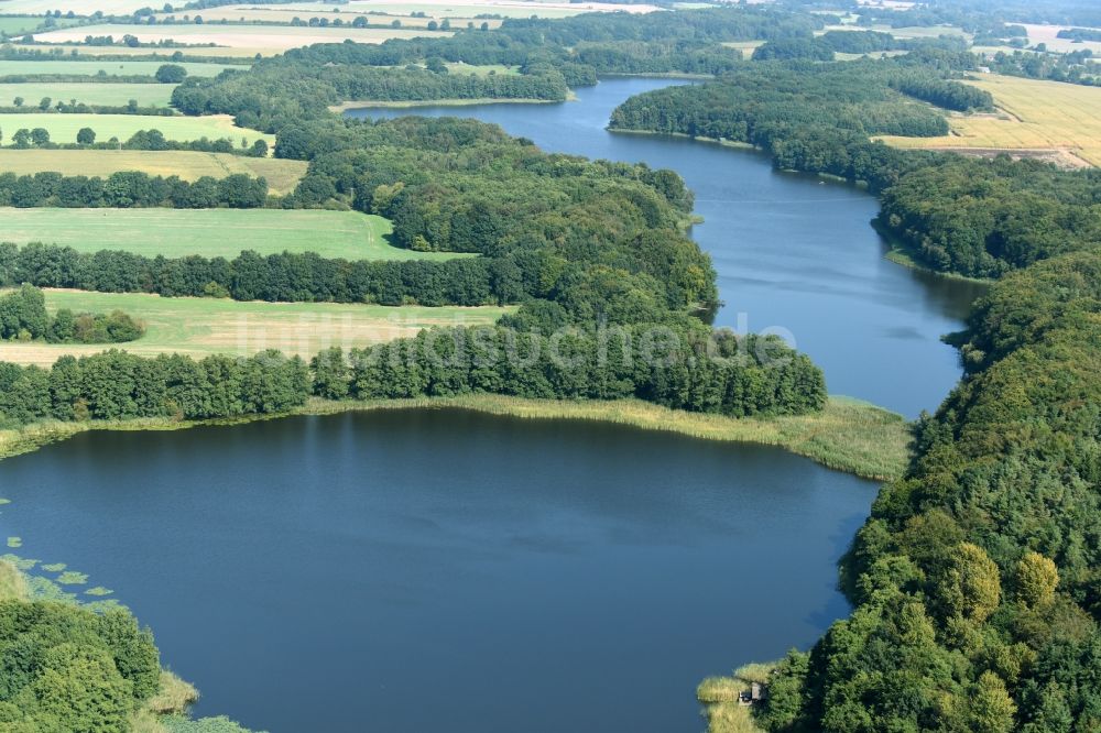 Luftaufnahme Neuhof - Uferbereiche des Sees Neuenkirchener See in Neuhof im Bundesland Mecklenburg-Vorpommern