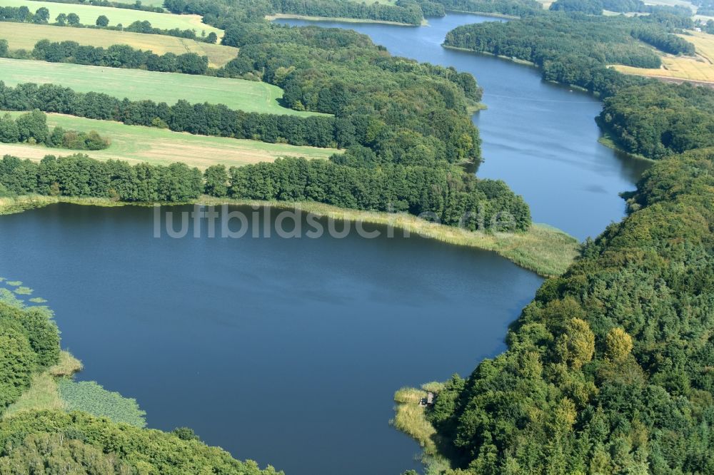 Neuhof von oben - Uferbereiche des Sees Neuenkirchener See in Neuhof im Bundesland Mecklenburg-Vorpommern