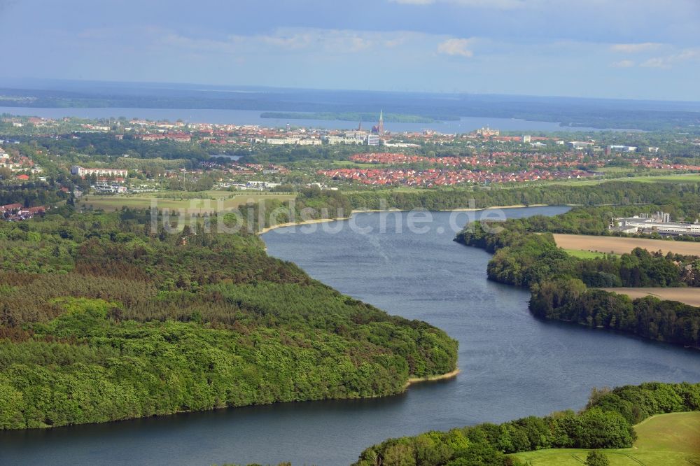 Schwerin von oben - Uferbereiche des Sees Neumühler See in Schwerin im Bundesland Mecklenburg-Vorpommern