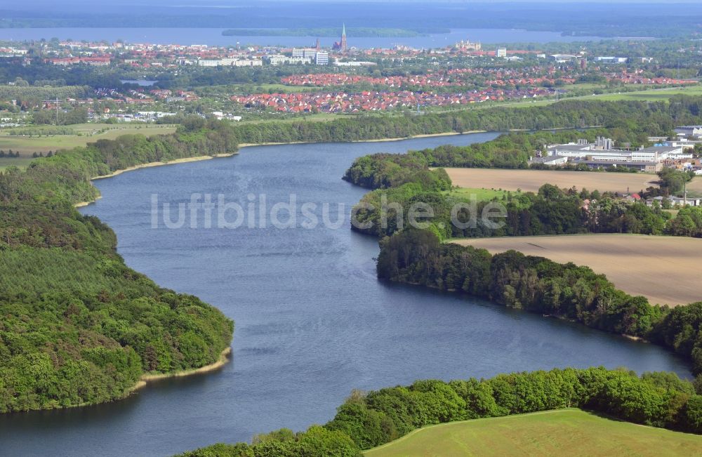 Luftbild Schwerin - Uferbereiche des Sees Neumühler See in Schwerin im Bundesland Mecklenburg-Vorpommern