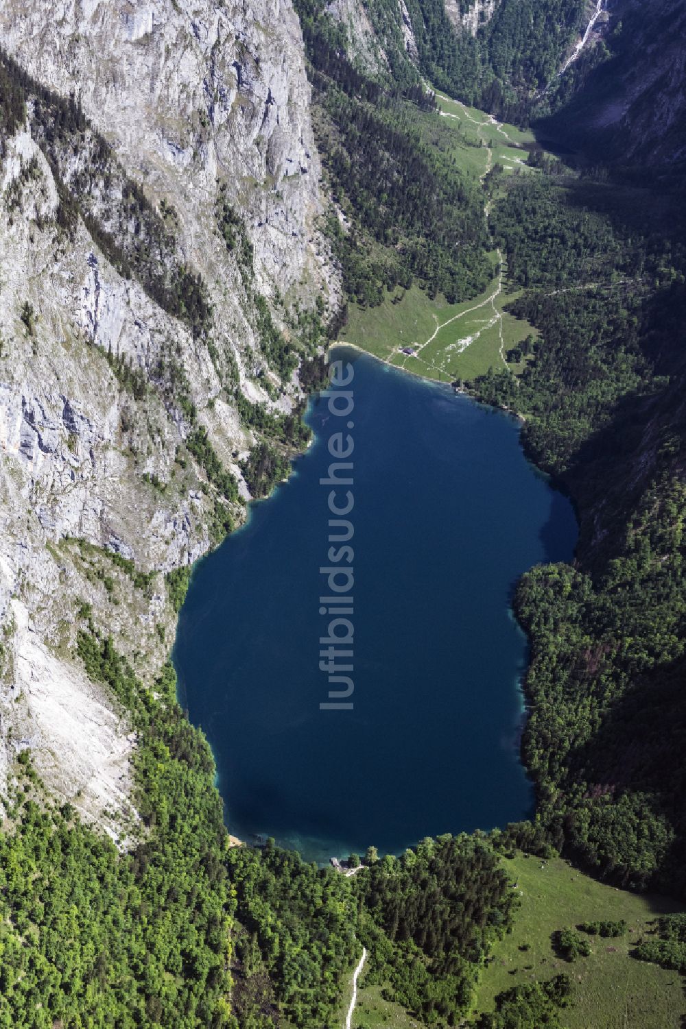 Schönau am Königssee aus der Vogelperspektive: Uferbereiche des Sees Obersee am Königsee mit dem Röthbachwasserfall in Schönau am Königssee im Bundesland Bayern, Deutschland