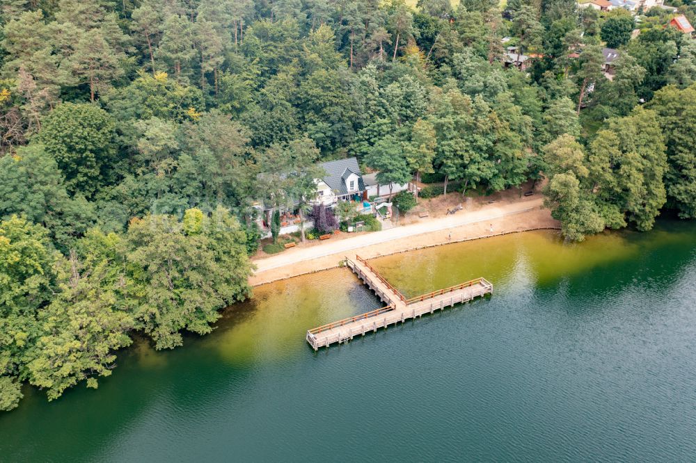 Lanke aus der Vogelperspektive: Uferbereiche des Sees Obersee in Lanke im Bundesland Brandenburg, Deutschland