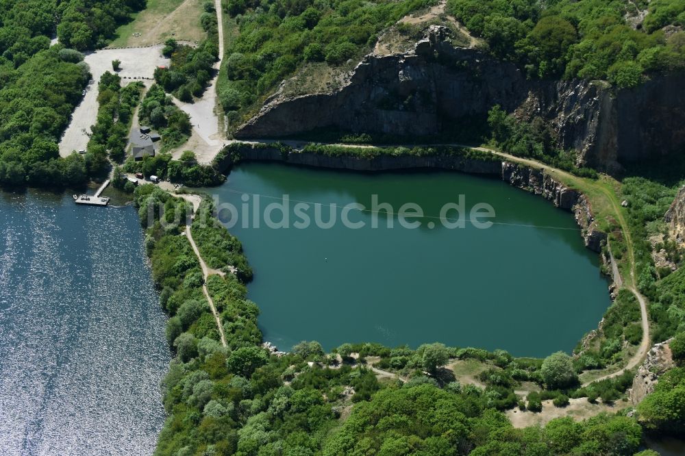 Allinge von oben - Uferbereiche des Sees Opalsee - Opalsoen in einem stillgelegten Steinbruch auf der Insel Bornholm in Allinge in Region Hovedstaden, Dänemark