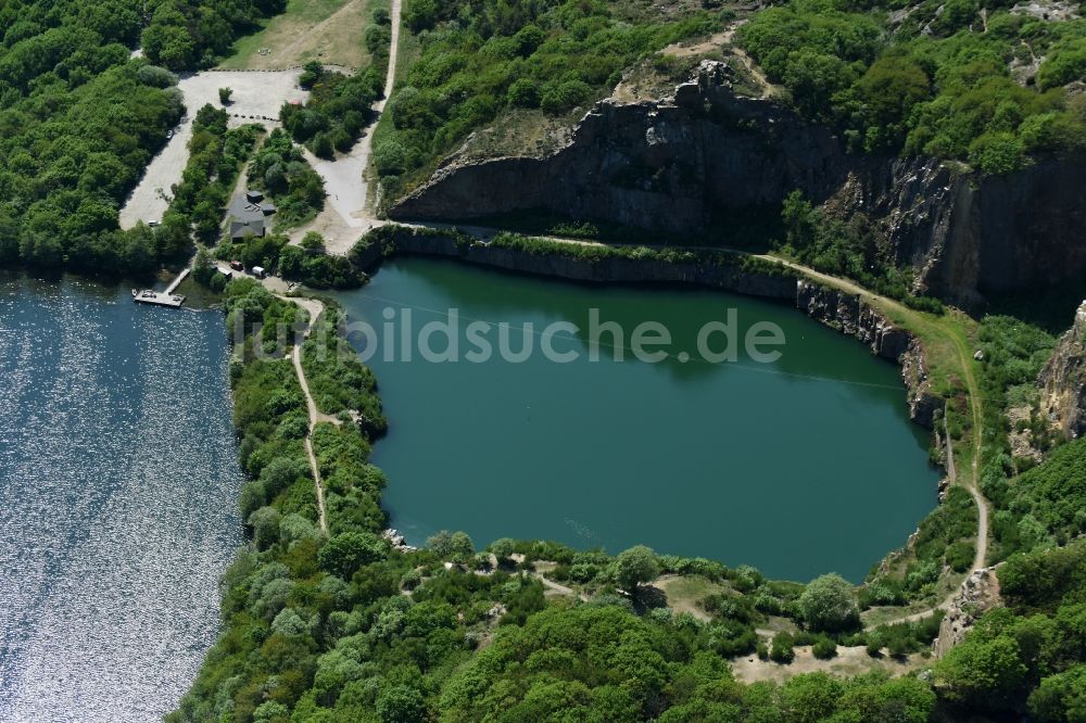 Allinge aus der Vogelperspektive: Uferbereiche des Sees Opalsee - Opalsoen in einem stillgelegten Steinbruch auf der Insel Bornholm in Allinge in Region Hovedstaden, Dänemark