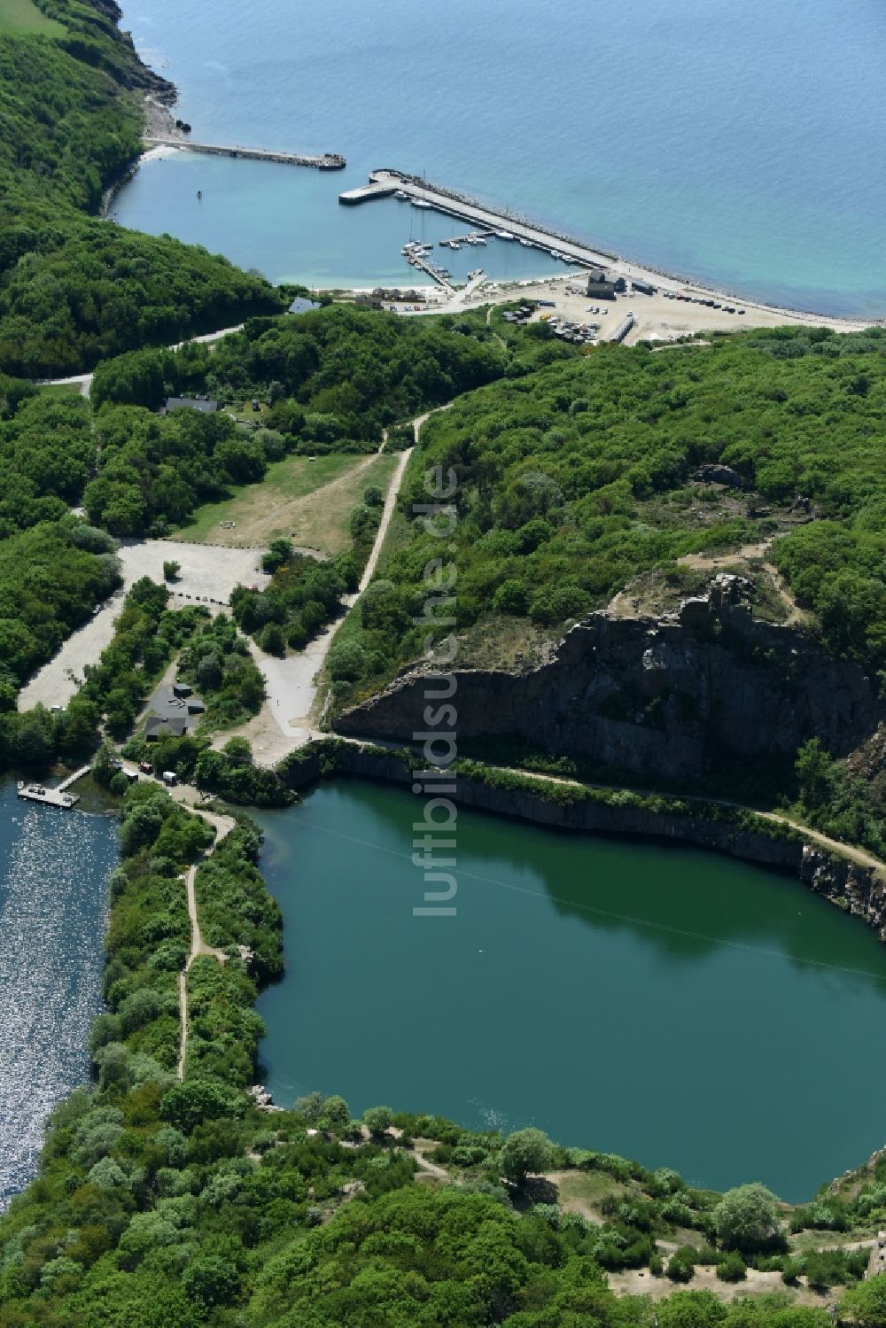 Luftbild Allinge - Uferbereiche des Sees Opalsee - Opalsoen in einem stillgelegten Steinbruch auf der Insel Bornholm in Allinge in Region Hovedstaden, Dänemark