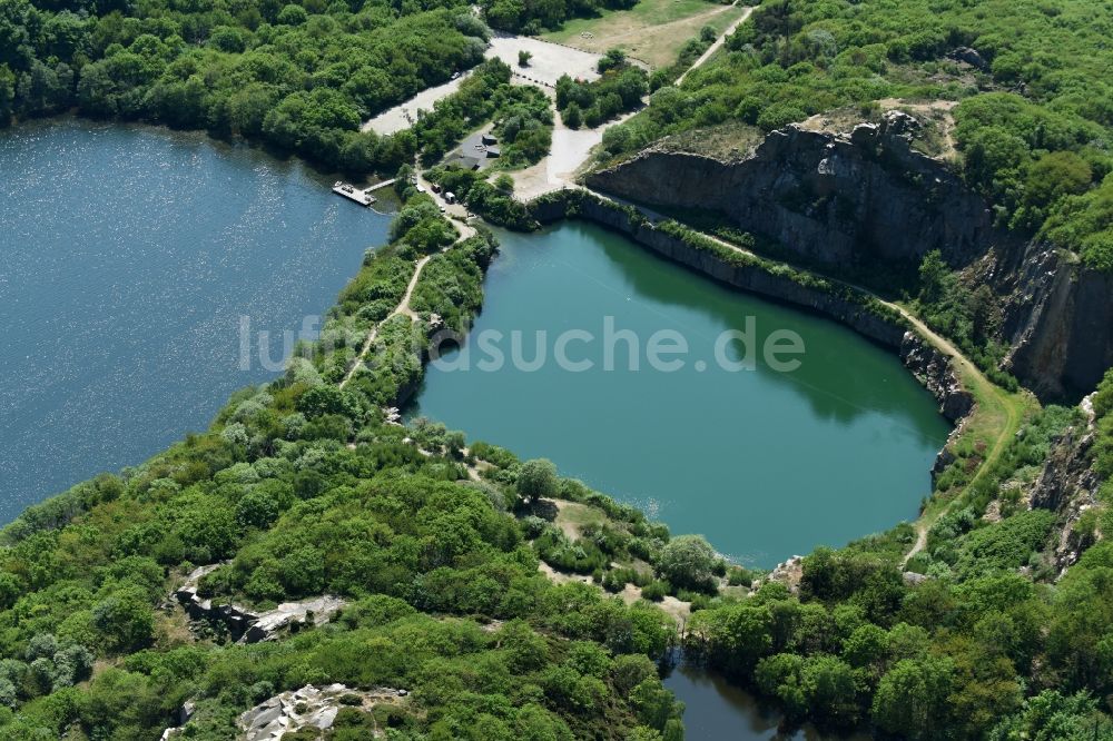 Allinge von oben - Uferbereiche des Sees Opalsee - Opalsoen in einem stillgelegten Steinbruch auf der Insel Bornholm in Allinge in Region Hovedstaden, Dänemark