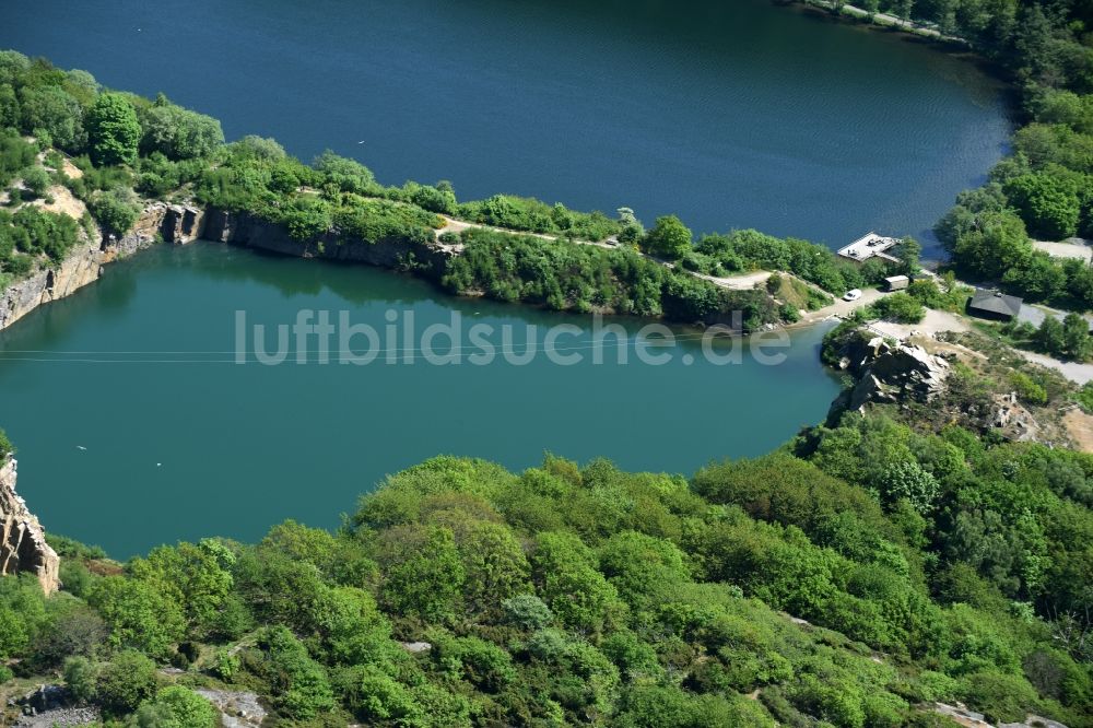 Allinge aus der Vogelperspektive: Uferbereiche des Sees Opalsee - Opalsoen in einem stillgelegten Steinbruch auf der Insel Bornholm in Allinge in Region Hovedstaden, Dänemark