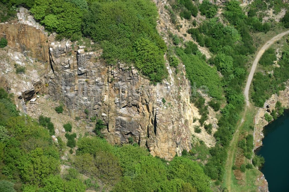 Luftbild Allinge - Uferbereiche des Sees Opalsee - Opalsoen in einem stillgelegten Steinbruch auf der Insel Bornholm in Allinge in Region Hovedstaden, Dänemark