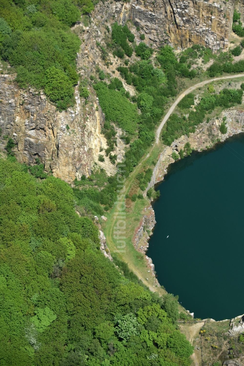 Luftaufnahme Allinge - Uferbereiche des Sees Opalsee - Opalsoen in einem stillgelegten Steinbruch auf der Insel Bornholm in Allinge in Region Hovedstaden, Dänemark