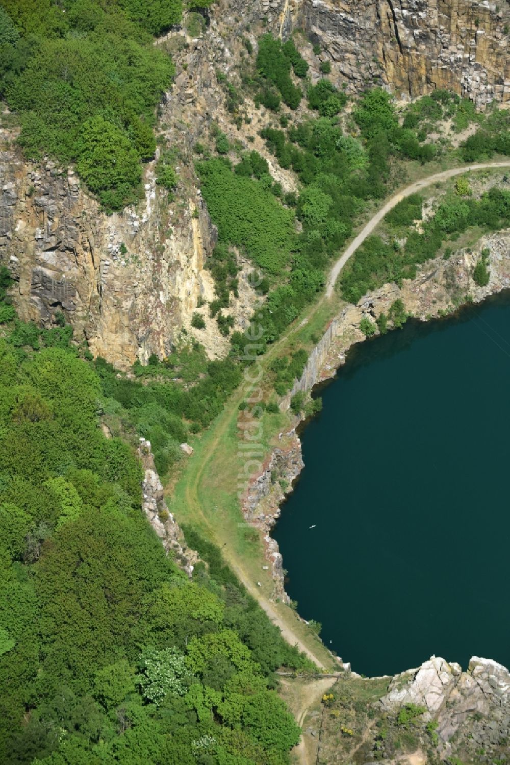 Allinge von oben - Uferbereiche des Sees Opalsee - Opalsoen in einem stillgelegten Steinbruch auf der Insel Bornholm in Allinge in Region Hovedstaden, Dänemark