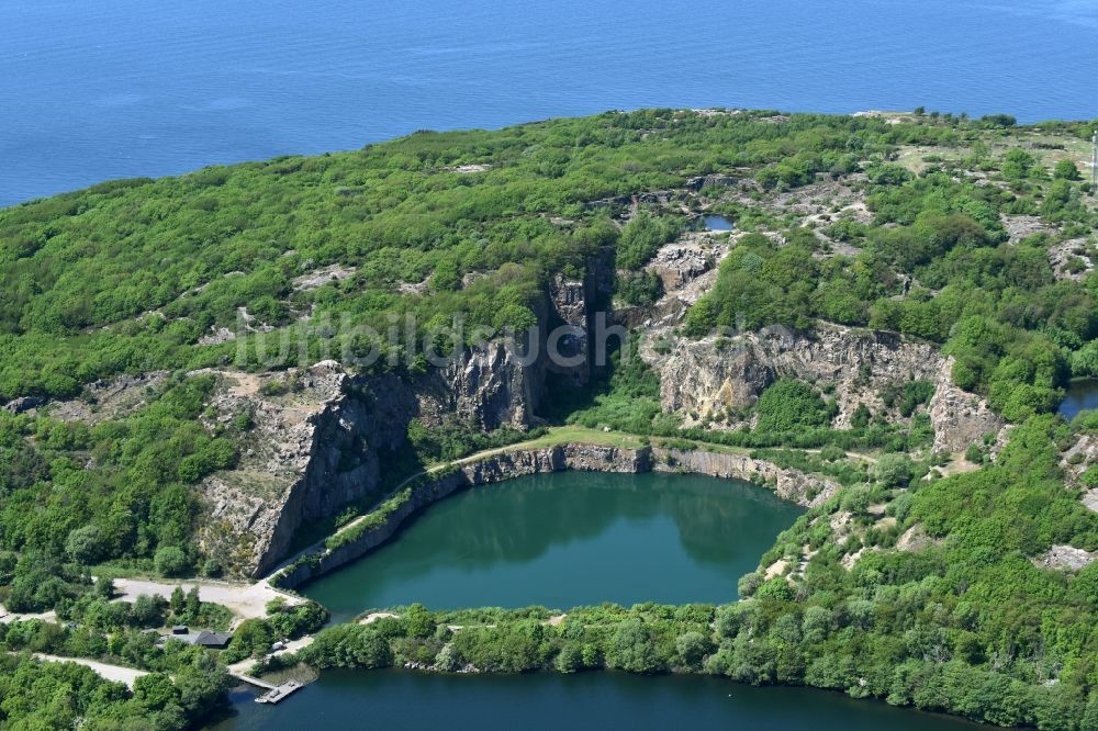 Luftbild Allinge - Uferbereiche des Sees Opalsee - Opalsoen in einem stillgelegten Steinbruch auf der Insel Bornholm in Allinge in Region Hovedstaden, Dänemark