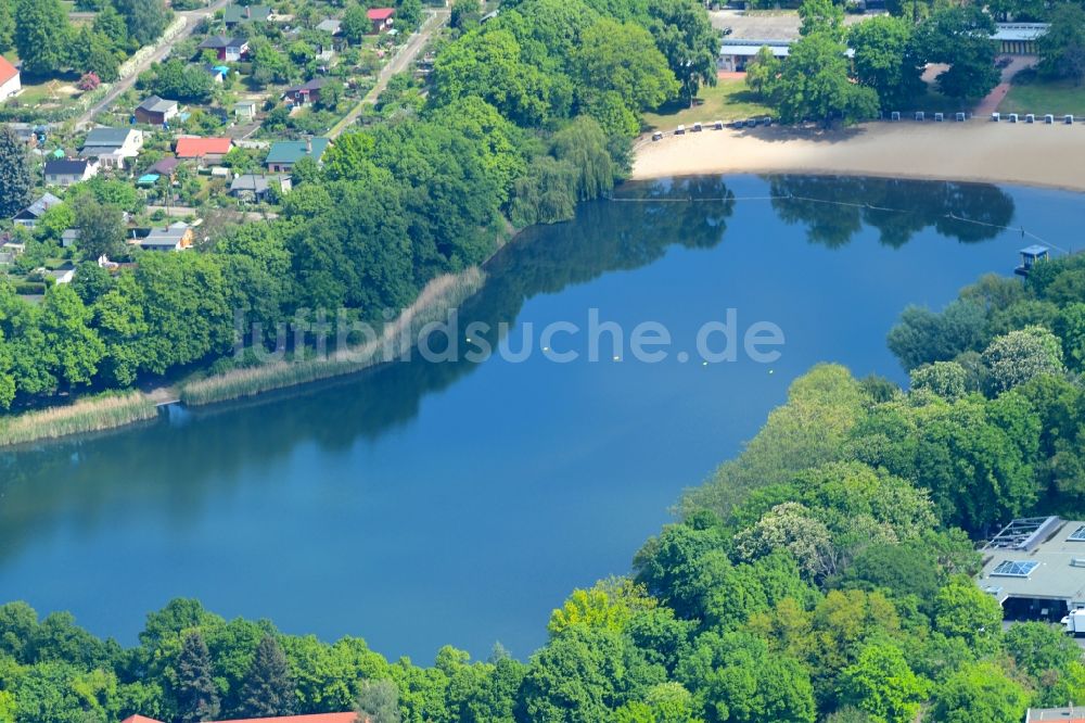 Berlin von oben - Uferbereiche des Sees Orankesee an der Oberseestraße im Ortsteil Hohenschönhausen in Berlin, Deutschland