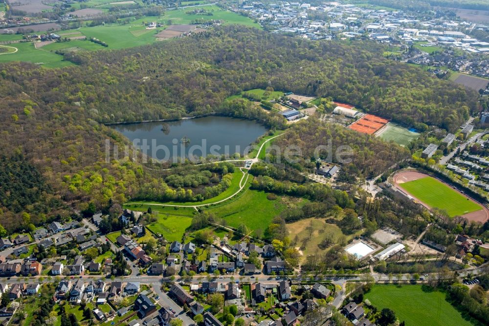 Luftbild Dinslaken - Uferbereiche des Sees Rotbachsee in Dinslaken im Bundesland Nordrhein-Westfalen