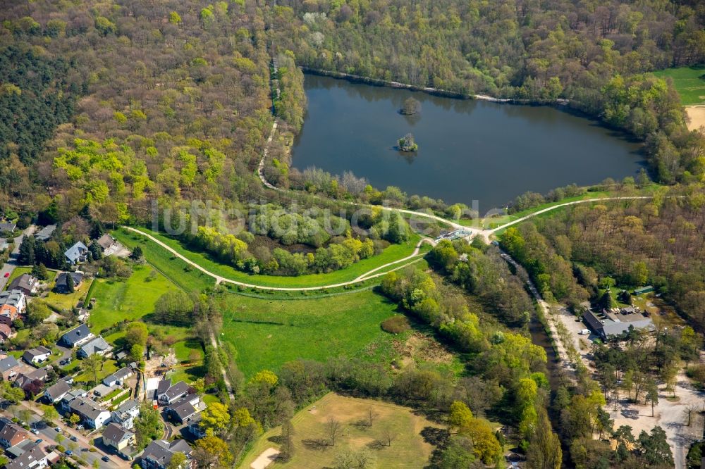 Dinslaken aus der Vogelperspektive: Uferbereiche des Sees Rotbachsee in Dinslaken im Bundesland Nordrhein-Westfalen