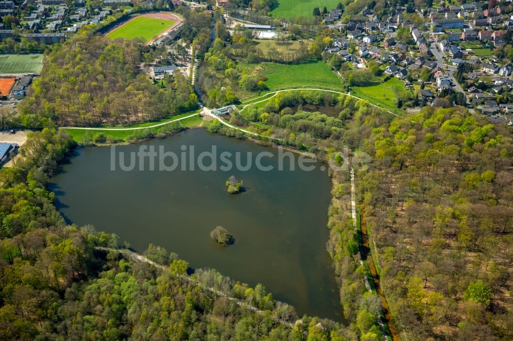 Dinslaken von oben - Uferbereiche des Sees Rotbachsee in Dinslaken im Bundesland Nordrhein-Westfalen