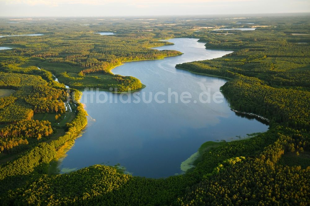 Luftaufnahme Wesenberg - Uferbereiche des Sees Rätzsee in Wesenberg im Bundesland Mecklenburg-Vorpommern, Deutschland