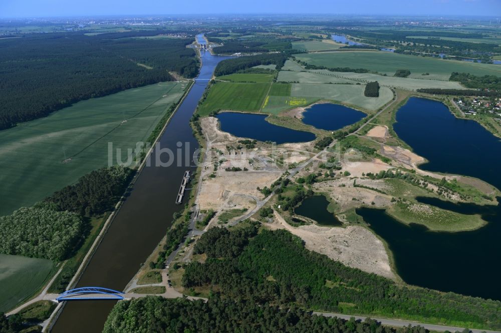 Niegripp aus der Vogelperspektive: Uferbereiche des Sees der Sand- Ablagerungsflächen in Niegripp im Bundesland Sachsen-Anhalt