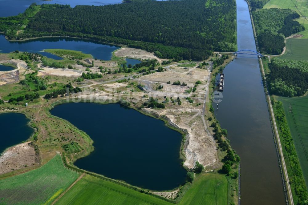 Niegripp aus der Vogelperspektive: Uferbereiche des Sees der Sand- Ablagerungsflächen in Niegripp im Bundesland Sachsen-Anhalt