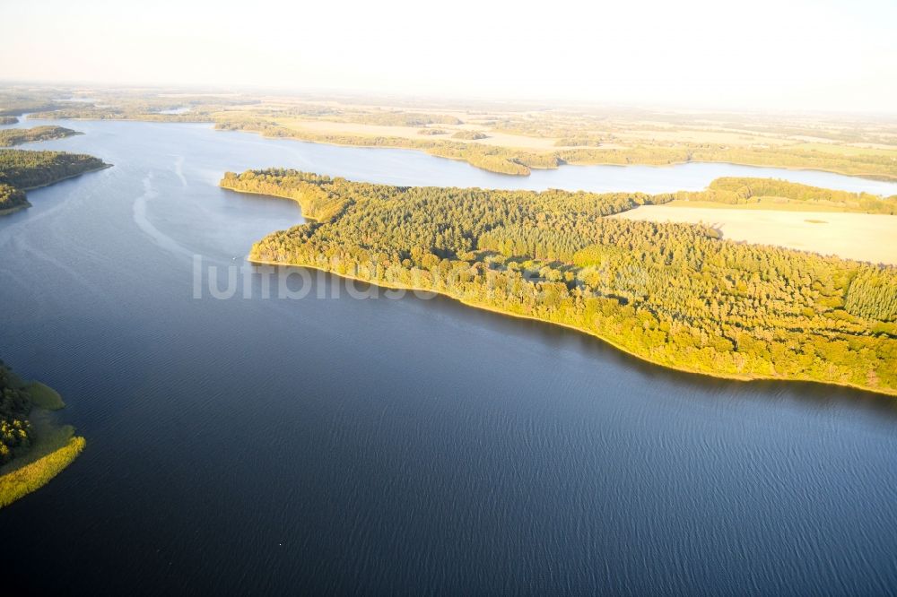 Groß Zecher von oben - Uferbereiche des Sees Schaalsee in Groß Zecher im Bundesland Mecklenburg-Vorpommern, Deutschland