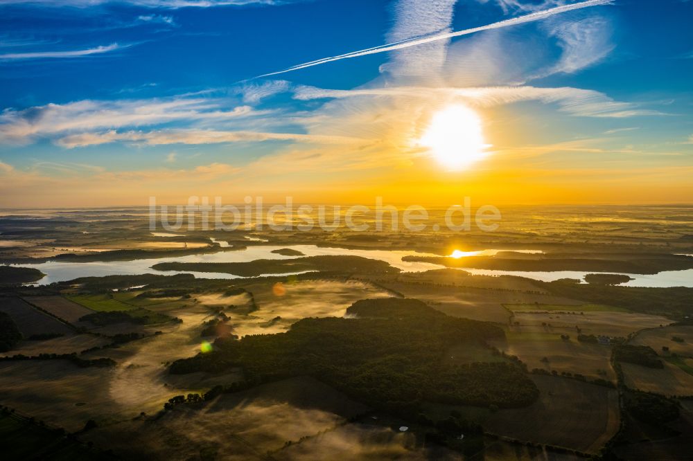 Zarrentin am Schaalsee aus der Vogelperspektive: Uferbereiche des Sees Schaalsee in Zarrentin am Schaalsee im Bundesland Mecklenburg-Vorpommern, Deutschland