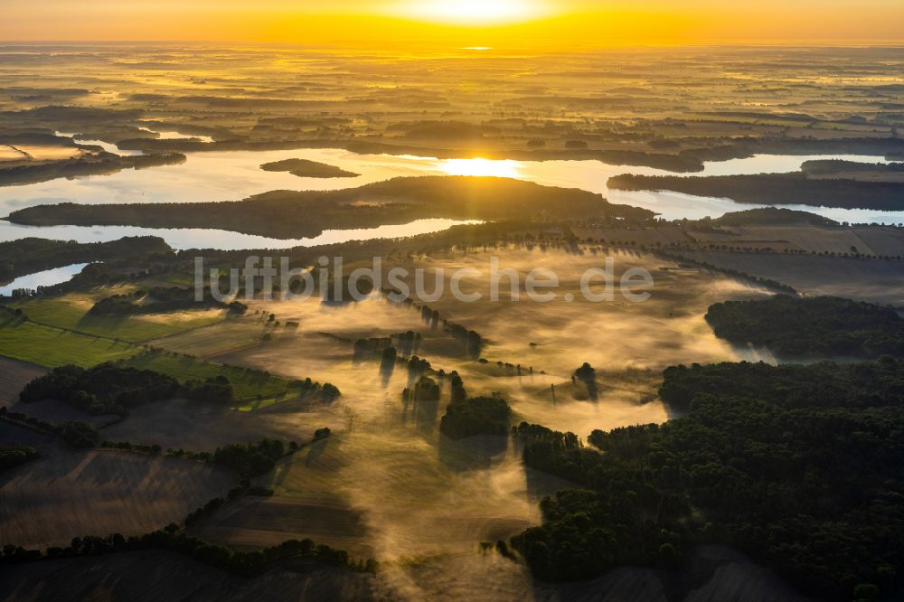 Zarrentin am Schaalsee von oben - Uferbereiche des Sees Schaalsee in Zarrentin am Schaalsee im Bundesland Mecklenburg-Vorpommern, Deutschland