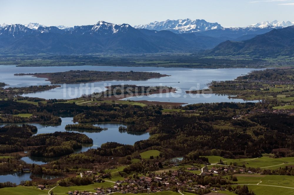 Luftaufnahme Rimsting - Uferbereiche des Sees in der Schafwaschener Bucht am Chiemsee in Rimsting im Bundesland Bayern, Deutschland