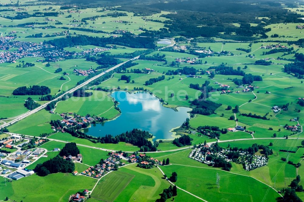 Luftaufnahme Sulzberg - Uferbereiche des Sees Öschle- See in Sulzberg im Bundesland Bayern