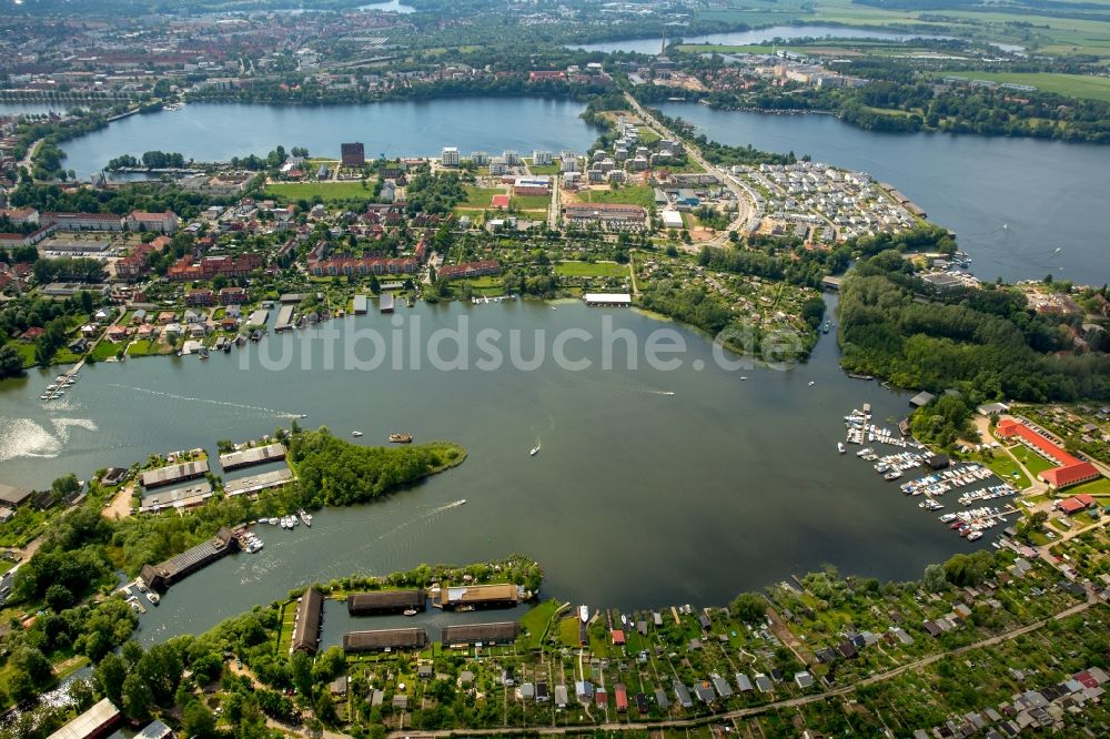 Schwerin von oben - Uferbereiche des Sees Schweriner Innensee - Ziegelsee in Schwerin im Bundesland Mecklenburg-Vorpommern