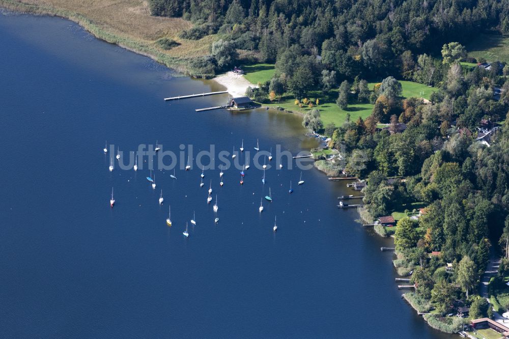 Stephanskirchen aus der Vogelperspektive: Uferbereiche des Sees Simsee in Stephanskirchen im Bundesland Bayern, Deutschland