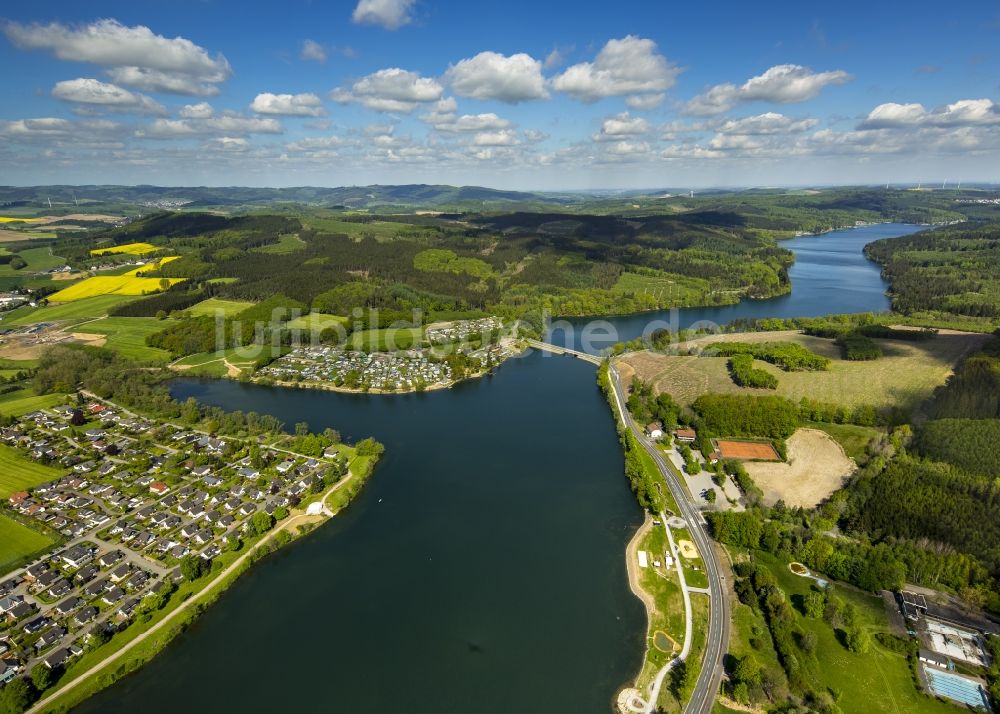 Sundern (Sauerland) von oben - Uferbereiche des Sees Sorpesee in Sundern (Sauerland) im Bundesland Nordrhein-Westfalen