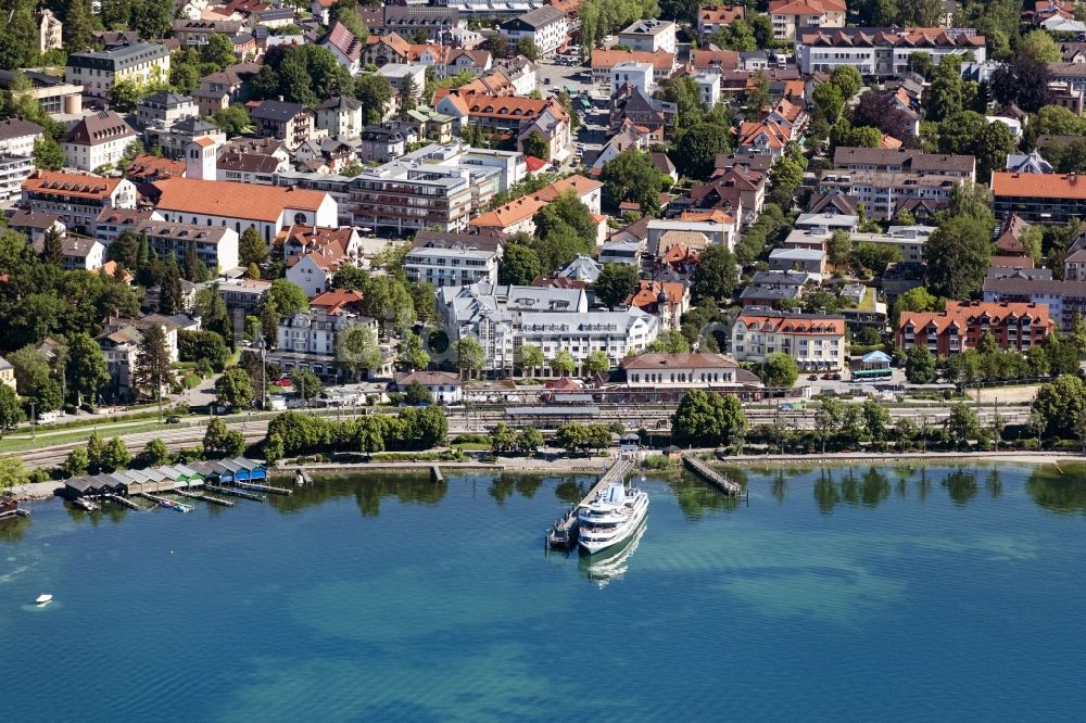 Starnberg von oben - Uferbereiche des Sees Starnberger See und der Schiffsanlagesteg der Bayerischen Seenschifffahrt in Starnberg im Bundesland Bayern, Deutschland