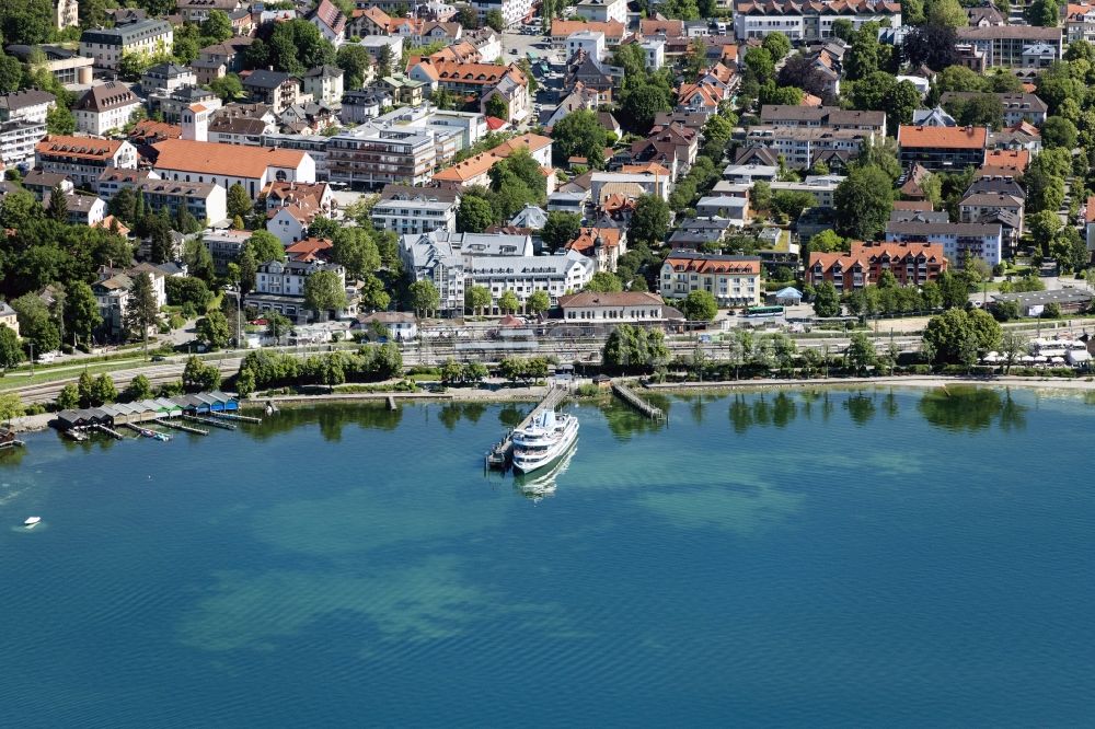 Starnberg aus der Vogelperspektive: Uferbereiche des Sees Starnberger See und der Schiffsanlagesteg der Bayerischen Seenschifffahrt in Starnberg im Bundesland Bayern, Deutschland