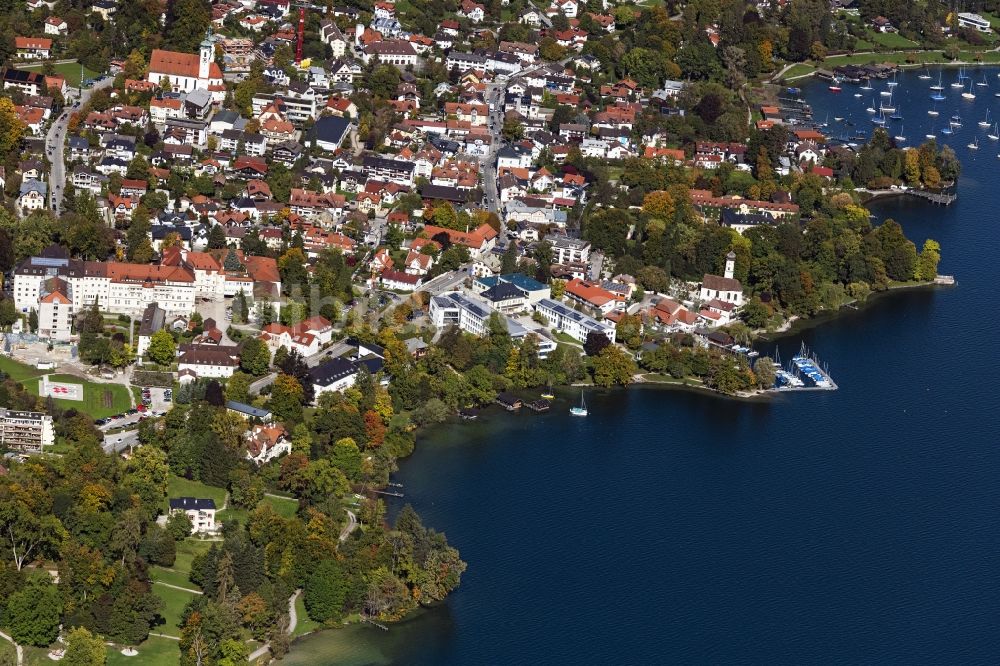 Tutzing aus der Vogelperspektive: Uferbereiche des Sees Starnberger See in Tutzing im Bundesland Bayern