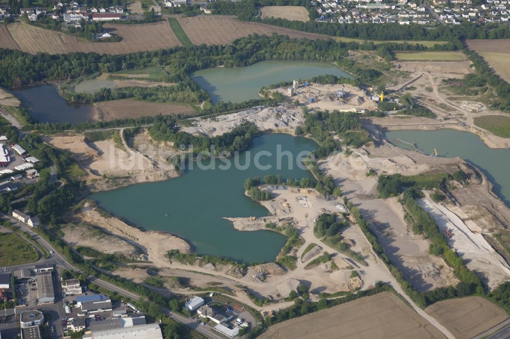 Neuwied von oben - Uferbereiche des Sees Steinsee in Neuwied im Bundesland Rheinland-Pfalz, Deutschland