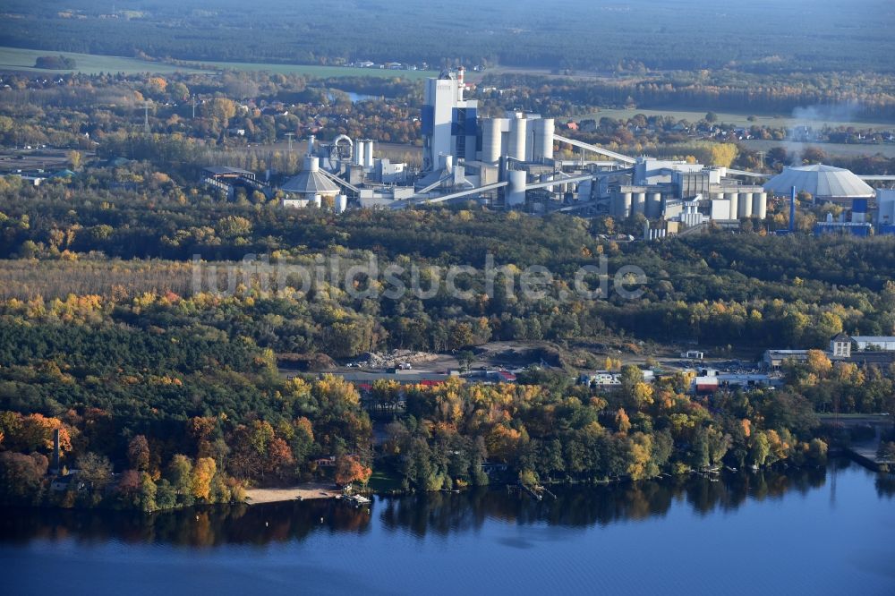 Luftbild Rüdersdorf - Uferbereiche des Sees Stienitzsee Industrie- Anlagen des Zementwerk Rüdersdorf im Bundesland Brandenburg in Rüdersdorf im Bundesland Brandenburg