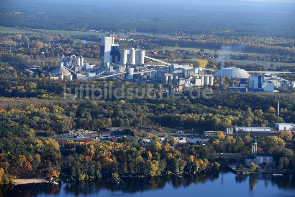 Luftaufnahme Rüdersdorf - Uferbereiche des Sees Stienitzsee Industrie- Anlagen des Zementwerk Rüdersdorf im Bundesland Brandenburg in Rüdersdorf im Bundesland Brandenburg