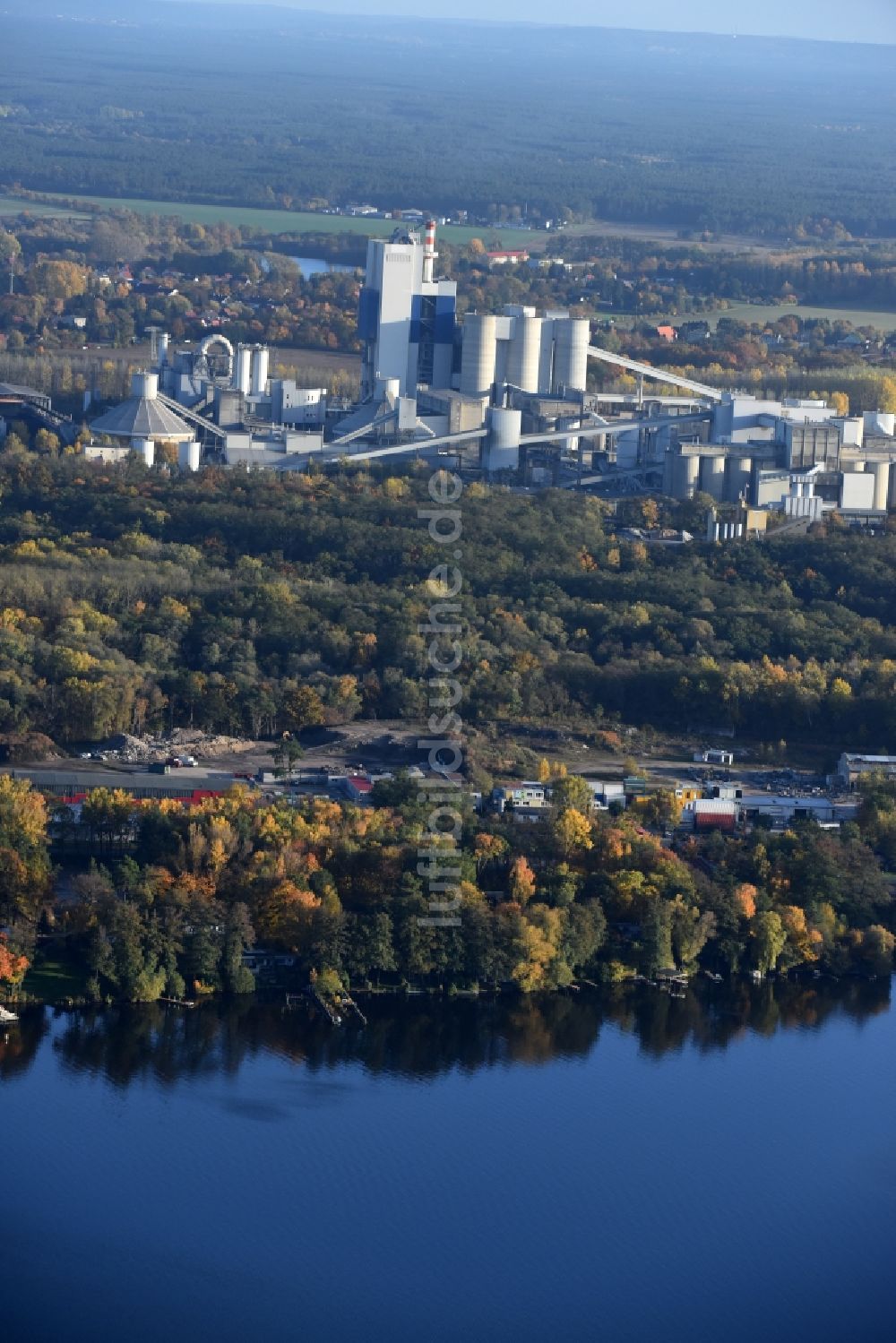 Rüdersdorf von oben - Uferbereiche des Sees Stienitzsee Industrie- Anlagen des Zementwerk Rüdersdorf im Bundesland Brandenburg in Rüdersdorf im Bundesland Brandenburg