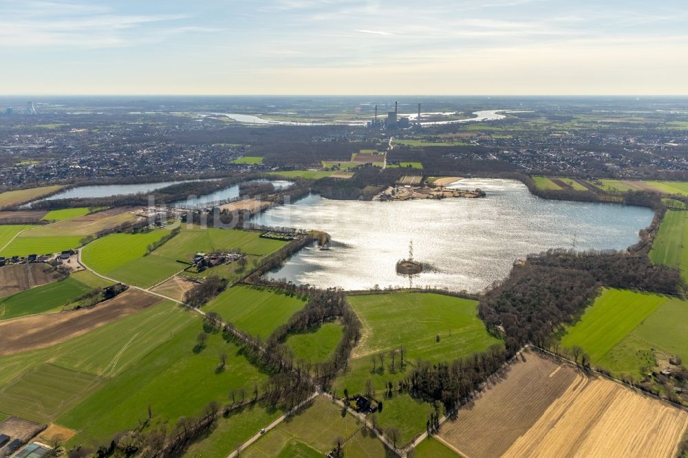 Luftaufnahme Hünxe - Uferbereiche des Sees Tenderingssee in Hünxe im Bundesland Nordrhein-Westfalen, Deutschland