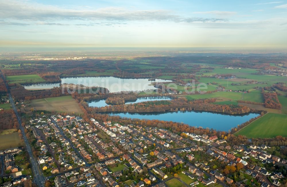 Dinslaken von oben - Uferbereiche des Sees Tenderingssee im Ortsteil Ruhr Metropolitan Area in Dinslaken im Bundesland Nordrhein-Westfalen