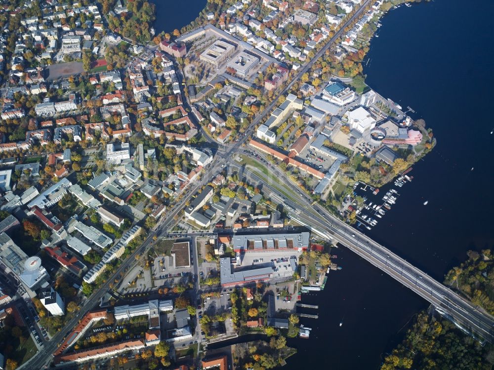 Luftaufnahme Potsdam - Uferbereiche des Sees Tiefer See im Bereich der Humboldtbrücke in Potsdam im Bundesland Brandenburg