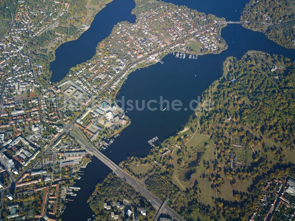 Potsdam von oben - Uferbereiche des Sees Tiefer See in Potsdam im Bundesland Brandenburg